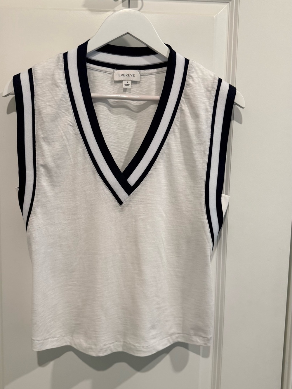 Evereve White Sleeveless V-Neck Tank with Black Trim